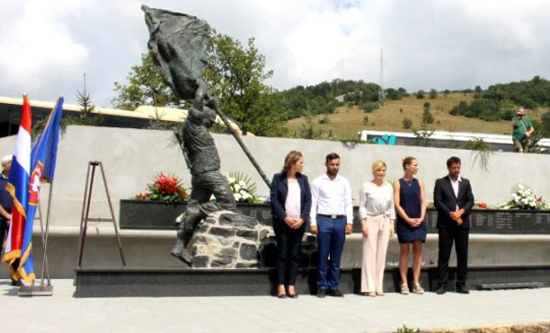 ОТКРИВЕН СПОМЕНИК УБИЦАМА ИЗ ОЛУЈЕ: Ратни злочинац Норац добио највећи аплауз