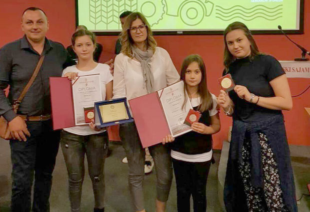 Ћерке беру воће, а отац пече ракију