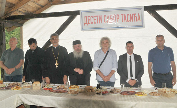 Сложно братство подигло цркву