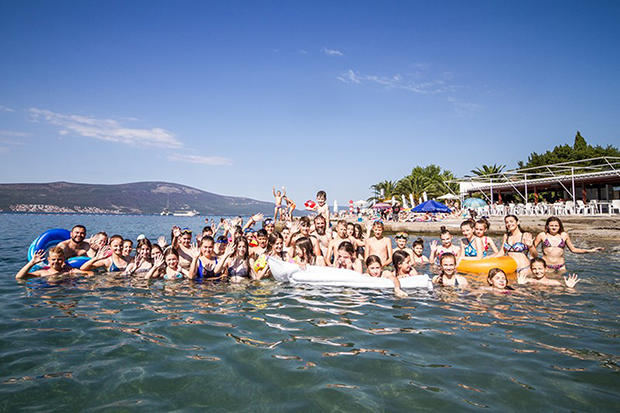 Арно Гујон одвео децу из српских енклава на КиМ на море (ФОТО)