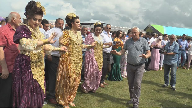 ЗЛАТНА ПАРАДА НА ПЕШТЕРСКОЈ ВИСОРАВНИ: Гастрабајтерско богатство се види женама око врата