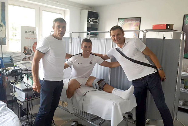 ОПРОШТАЈ ДОЈУЧЕРАШЊЕГ ТРЕНЕРА СА ЕКИПОМ У ЗЕМУНЕЛУ: Ђукић пожелео групу Лиге Европе