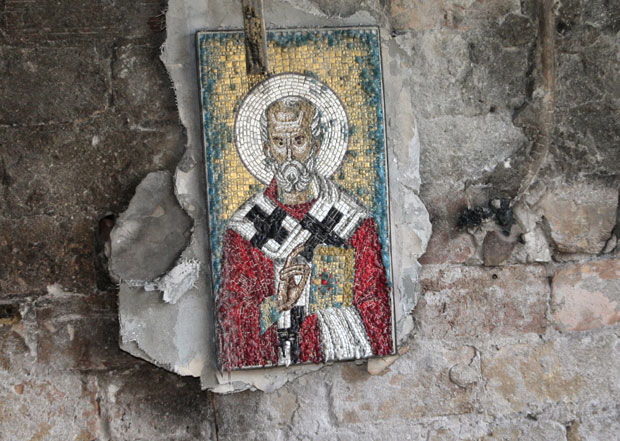 ФОТО: Пожар на Палилули уништио цео стан, једино je преживела ова икона (ВИДЕО)