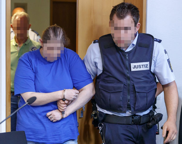 НУДИЛИ ДЕТЕ ПЕДОФИЛИМА: Мајка сину била макро