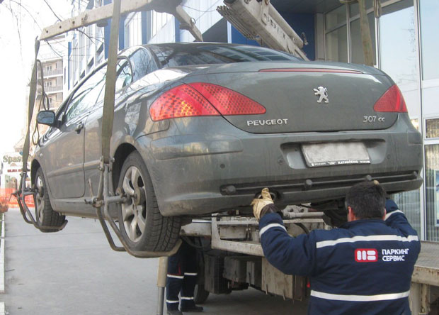 ИНЦИДЕНТ У БИЈЕЛОМ ПОЉУ: Подигли му ауто, па насрнуо на возача паука