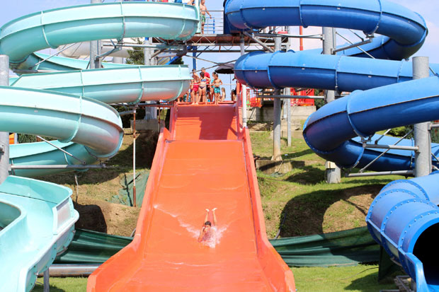 СВЕ ВИШЕ ПОСЕТИЛАЦА У ЈАГОДИНИ: На базенима Аква парка 4.000 купача, зажелели се сунца