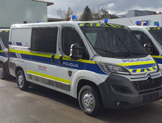 СКАНДАЛ: Полицајци са малолетницом пили алкохол па јој дали да вози марицу (ВИДЕО)