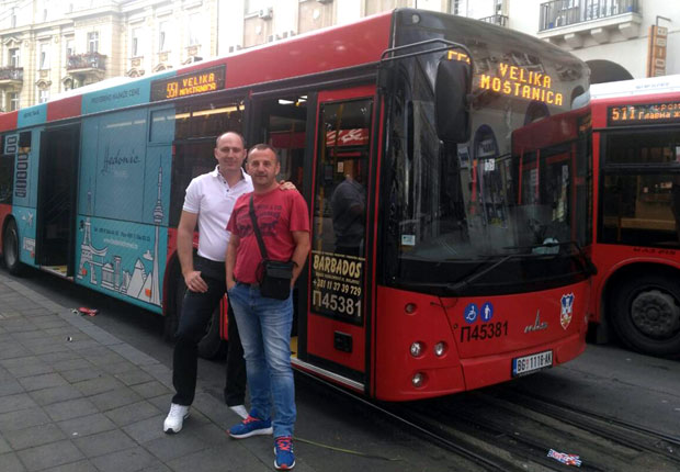 ВОЗАЧ ГСП ПУШТАО ДЕЧЈЕ ПЕСМЕ ПРЕКО РАЗГЛАСА: Цео аутобус успављивао бебу