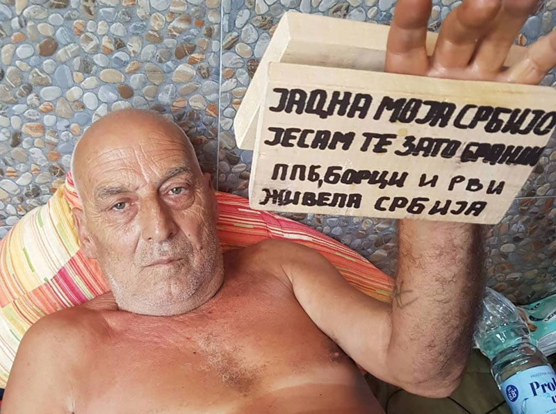 ПРОТЕСТ РЕЗЕРВИСТА У ВАЉЕВУ: Још један штрајкач ексером пробио шаку