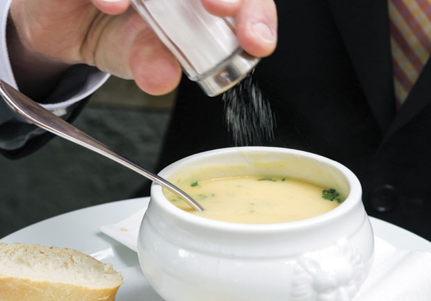 Зашто досољавамо непробану супу?