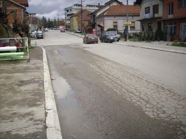 Блаце: Возач таксиja претучен испред куће