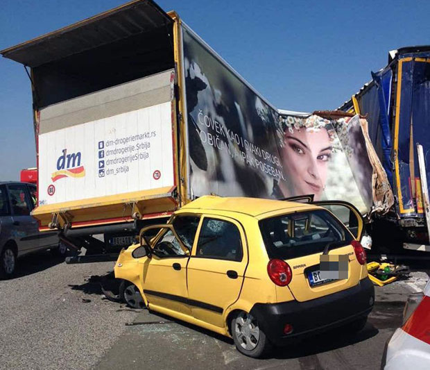 УДЕС НА АУТО-ПУТУ: Ауто подлетео под камион, четири особе повређене 