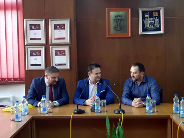 Македонски у српским школама