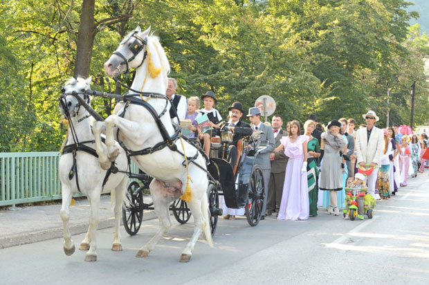 
Нушићијада иде у две колоне