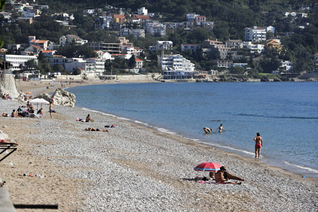 УЖАС У СУТОМОРУ: Девојчица пала са стене у море, лекари се боре за њен живот