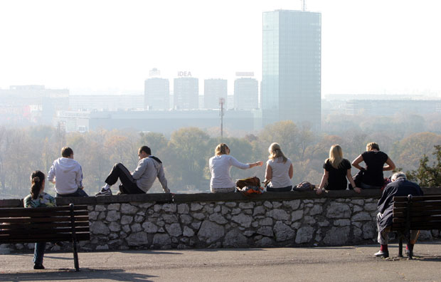 ИСТРАЖИВАЊЕ МЕЂУ МЛАДИМА ПОКАЗУЈЕ: Планирају да се иселе због посла; Не желе да живе у демократији и све више верују лидерима и вођама