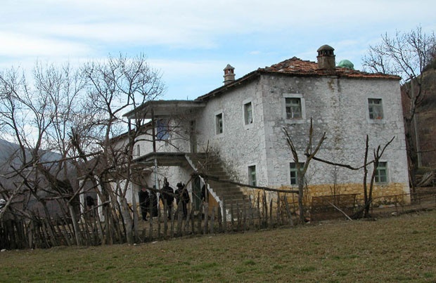 ЗЕМЉОТРЕС ТРЕСАО ЖУТУ КУЋУ У АЛБАНИЈИ: Епицентар  у озлоглашеном месту где су Србима вадили органе