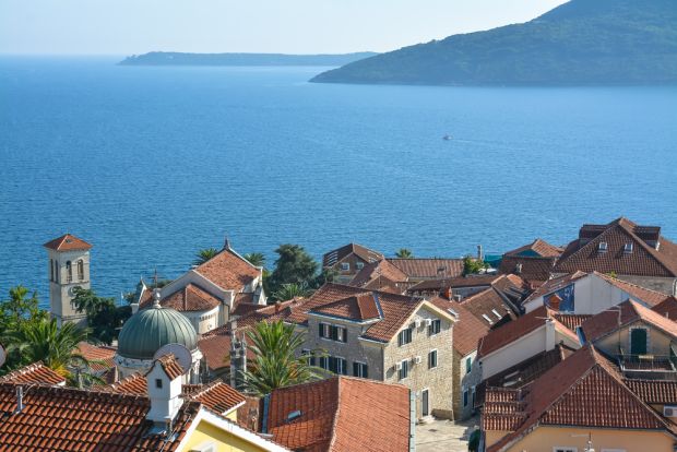 ПАЛИ НА СТЕНЕ: Пар се наслонио на трулу ограду и пао