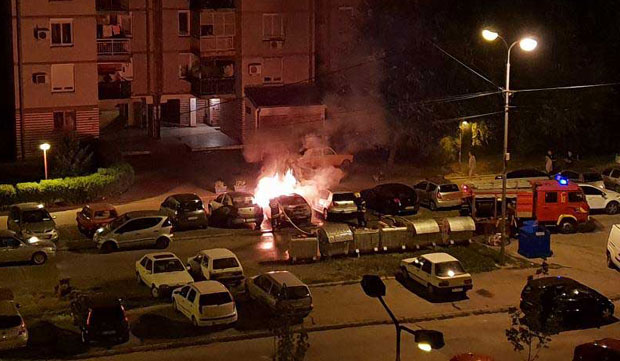 СЕРИЈА ПАЉЕЊА ВОЗИЛА У НИШУ СЕ НАСТАВЉА: Букнуо ауто жене полицајца (ФОТО)
