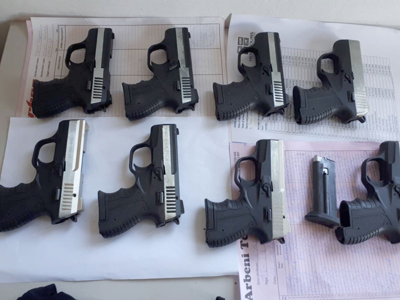 Спречен шверц, заплењено 19 пиштоља (ФОТО)