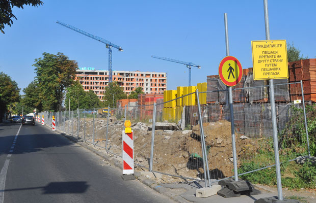 ИНЦИДЕНТ НА ВОЖДОВЦУ: На улицу пала ограда са градилишта,оштећено девет возила