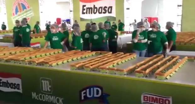 КИЛОМЕТАР И ПО ВИРШЛИ: Оборен рекорд у најдужем хот-догу на свету (ВИДЕО)