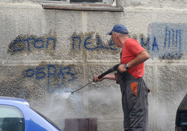 Уклањају графите са фасада 