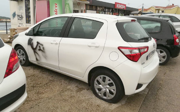 „ДОБРОДОШЛИЦА” СРПСКИМ ТУРИСТИМА: Усташки симболи на аутомобилу београдских таблица у Шибенику