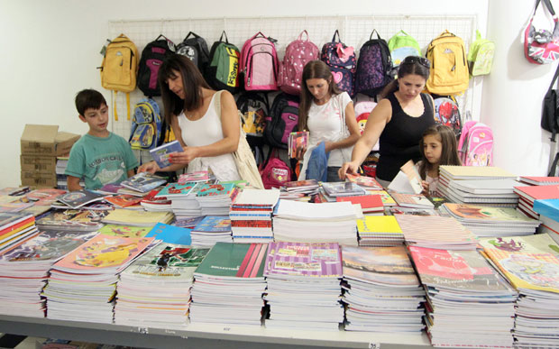 Млади Новосађани сакупљају школски прибор за основце у Липљану 
