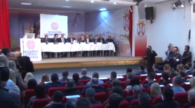 СРБИ СА КОСМЕТА ПОРУЧУЈУ ВУЧИЋУ: Немојте одустати од борбе за нас!