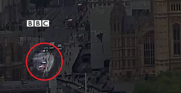 ПОГЛЕДАЈТЕ: Сумануто дивљао по Лондону док се није закуцао у ограду парламента (ВИДЕО)