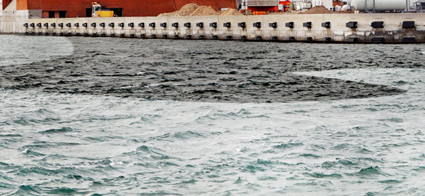 ЕКОЛОШКИ ИНЦИДЕНТ У ЦРНОЈ ГОРИ: Масна мрља у водама луке у Рисну