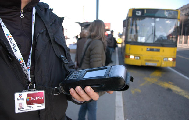 Карта у градском превозу један динар!