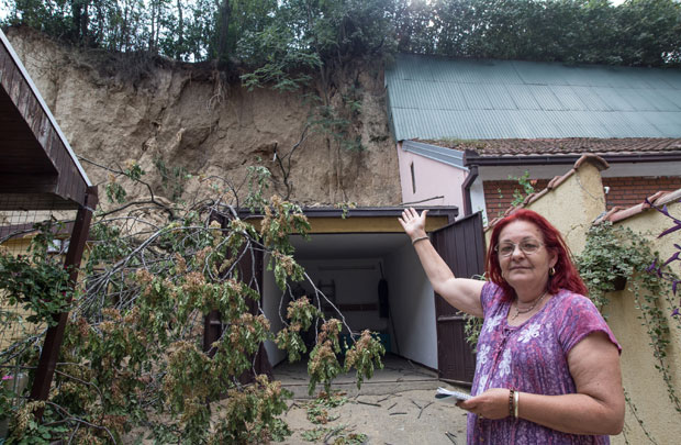 Земља затрпала пола дворишта