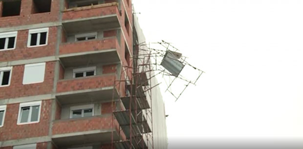 Ветар оборио скелу на Звездари, део виси са зграде