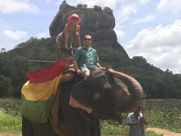 Деа Ђурђевић и Младен Мијатовић јашу слона на Сри Ланки