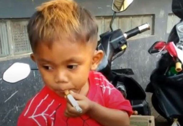 Дечак има само две године и пуши 40 цигарета дневно (ВИДЕО)
