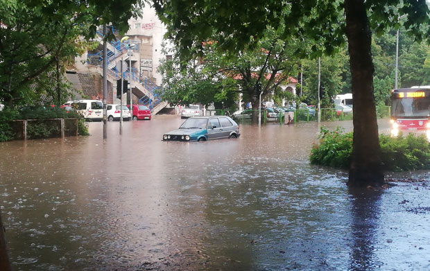 НЕВЕРОВАТНИ СНИМЦИ НЕВРЕМЕНА: Возила пливају, заустављен саобраћај у Радничкој улици, плутају и контејнери (ФОТО+ВИДЕО)