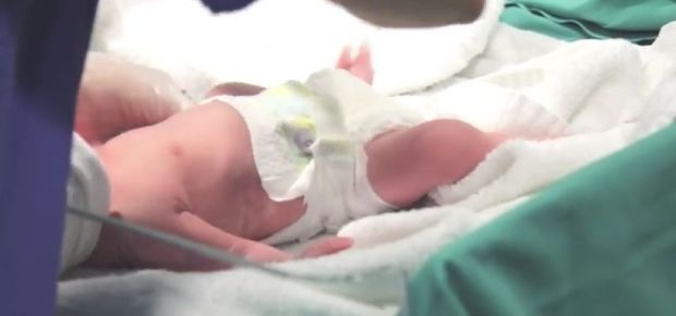 ПОРОЂАЈ НА НЕБУ: Беба рођена у хеликоптеру 