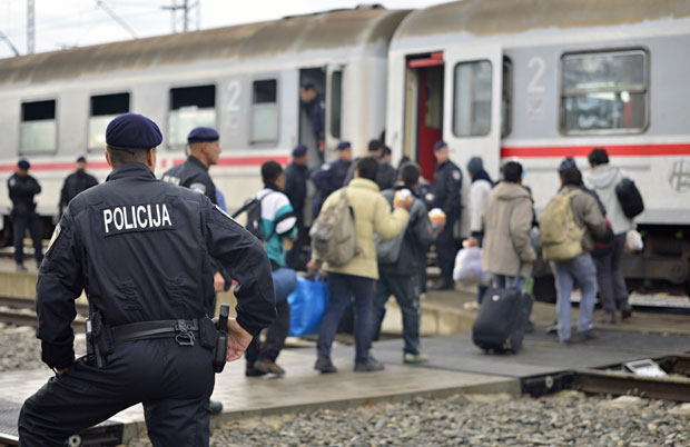 Гардијан: Мигранте у Хрватској чекају батине, ако имају среће само им сломе телефон