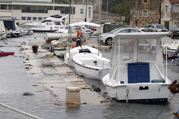 НЕВРЕМЕ НА МОРУ У ХРВАТСКОЈ: 120 позива за помоћ, спашено 65 особа