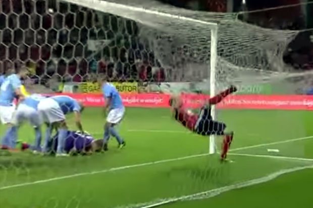 РЕАКЦИЈА КАКВУ ЈОШ НИСТЕ ВИДЕЛИ: Данко Лазовић после промашеног пенала поцепао мрежу (ВИДЕО)