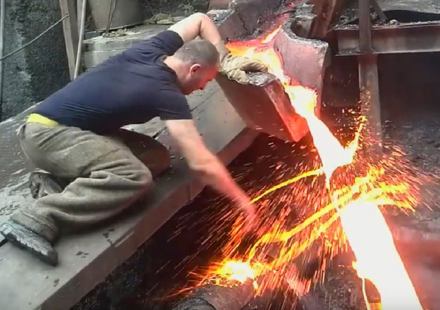 СТАВИО ШАКУ ПОД ТЕЧНИ ЧЕЛИК: “Бесмртни Рус” открио тајну иза шокантног трика (ВИДЕО)