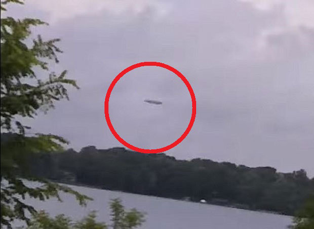 ПОГЛЕДАЈТЕ: Снимио НЛО у сред бела дана изнад језера?
