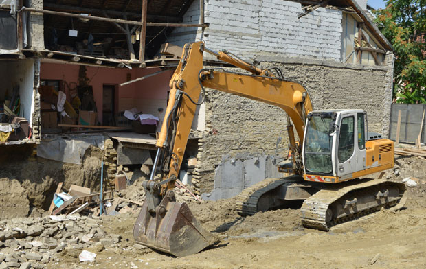 ДРАМА У НОВОМ САДУ: Копање темеља срушило зид, 11 породица без крова над главом! (ФОТО)