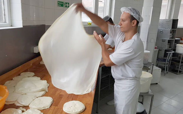 БУРЕК МОРА ДА СЕ ЈЕДЕ ВРУЋ: Нишлије обновиле манифестацију посвећену омиљеном доручку многих генерација 