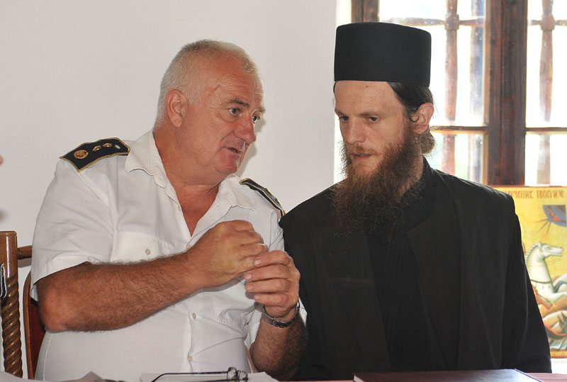 И монаси гасе пожар