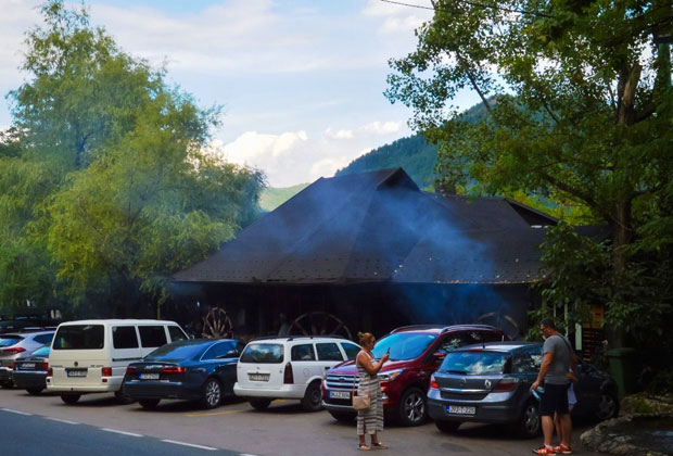 Ручак платили златним накитом
