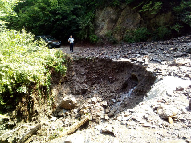 ВАНРЕДНА СИТУАЦИЈА У ПРИБОЈУ: Јако невреме оштетило путну инфраструктуру

