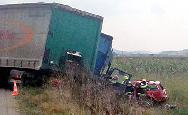 СТРАШАН УДЕС КОД ЖИТОРАЂЕ: Шлепер ударио ауто, погинули отац и ћерка (8)